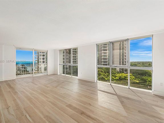 4th image of 600 Grapetree Dr APT 7ES