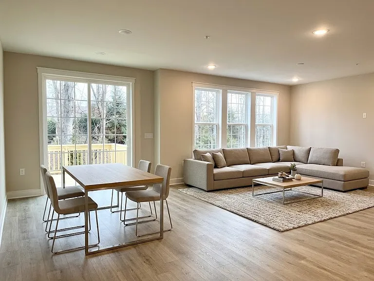 104 Myrtle Rd — Photo 2