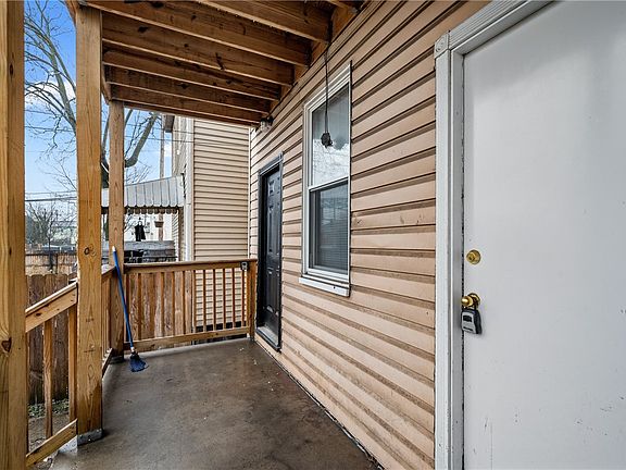 4th image of 902 Robinson St