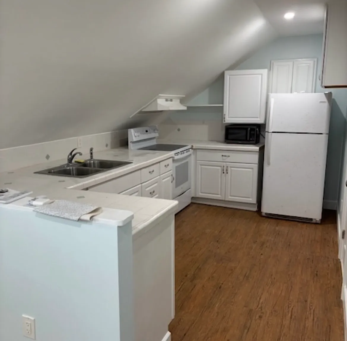 2 bed, 625 sqft, $3,100 — Photo 1
