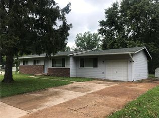 1050 Briarbrae Dr, Saint Louis, MO 63138