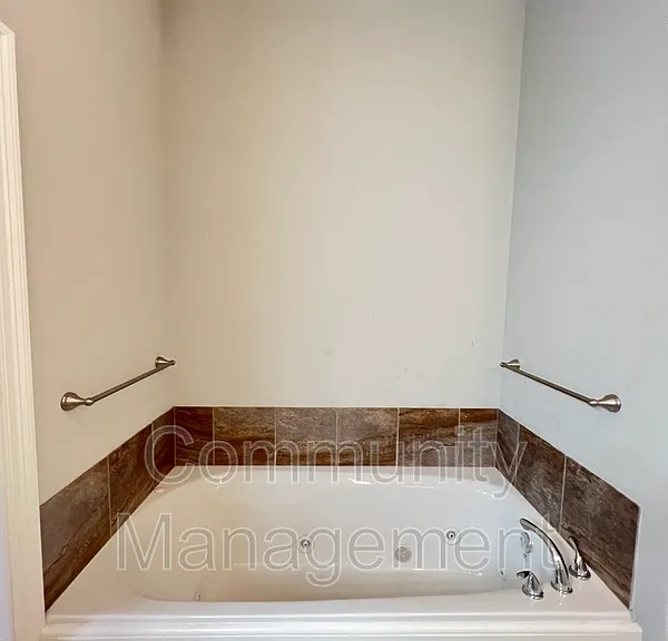 8027 Seville Ct — Photo 9