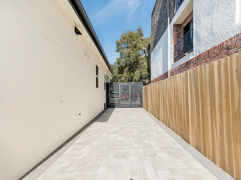 526 W Doran St — Photo 24