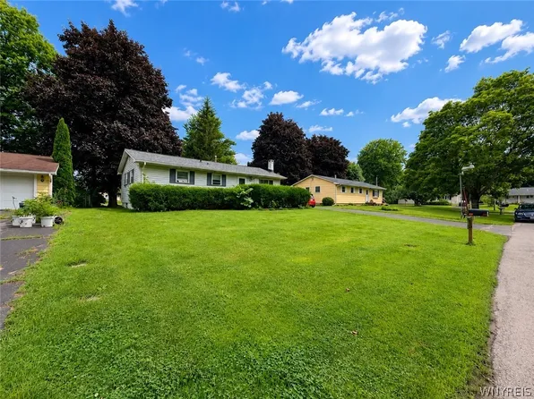 8 Westwood Dr, Brockport, NY 14420