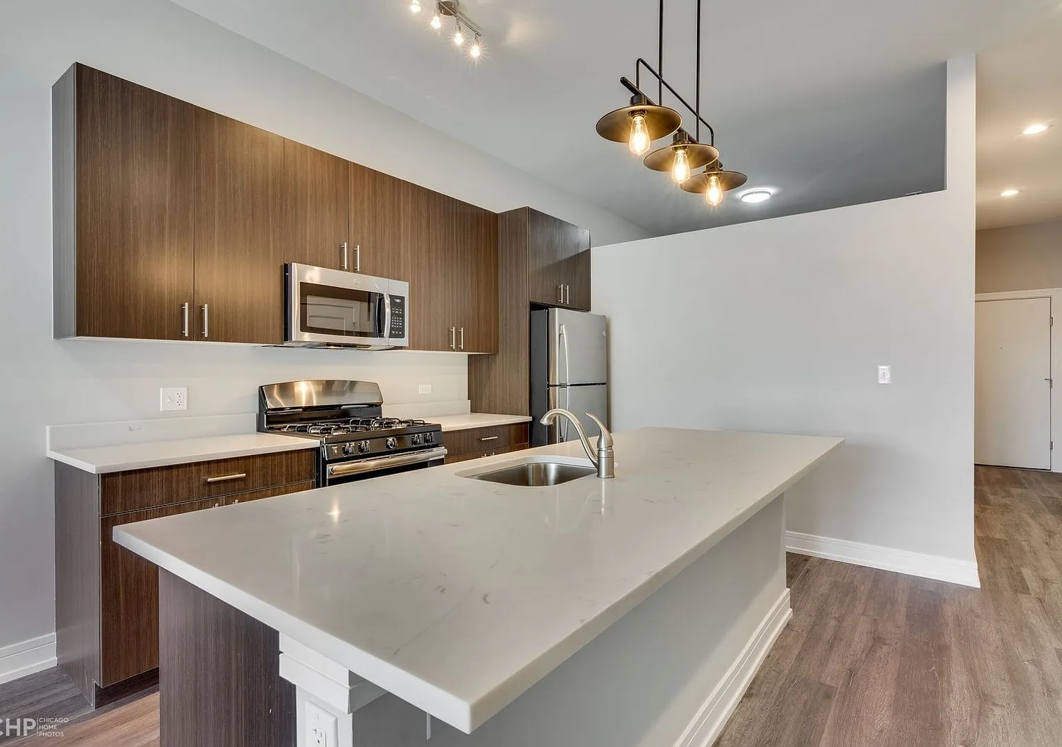 Lakeview 2-Bedroom/2-Bath - W/D In-Unit - Available Feb 10th! — Photo 3