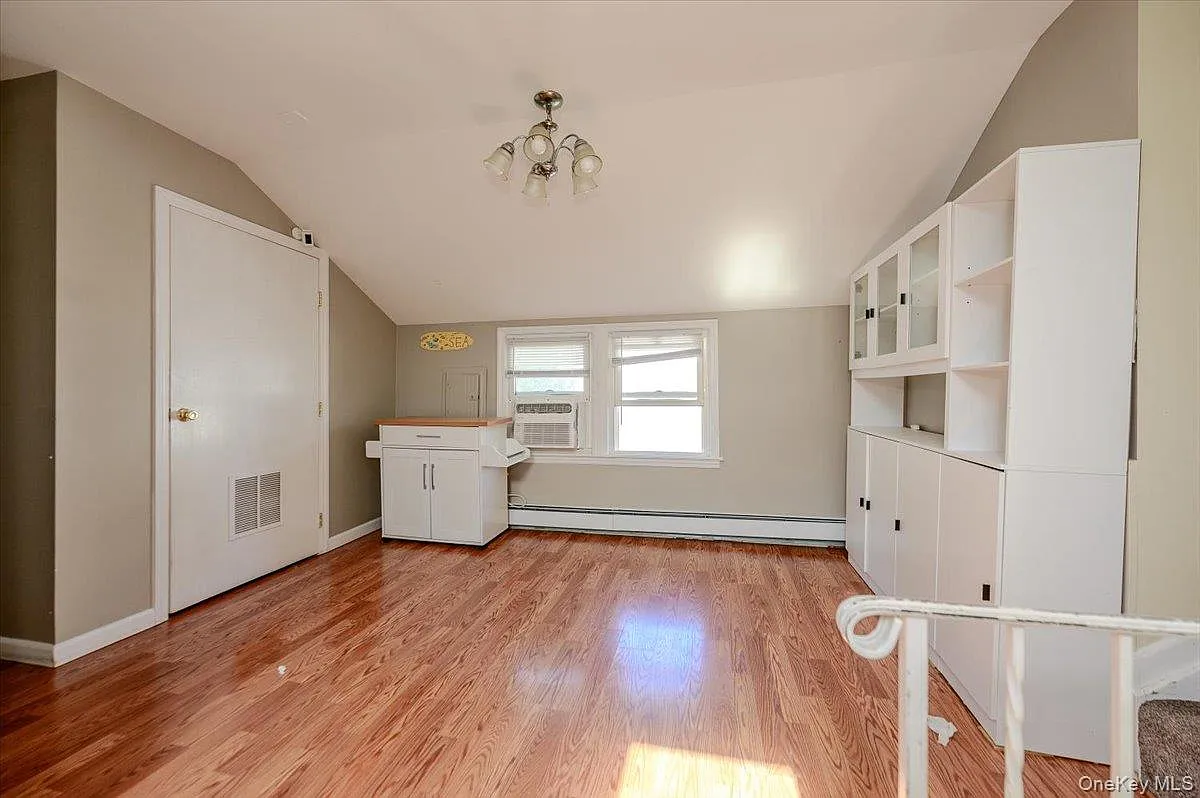 3 bed, 1.0 bath, 2321 sqft, $2,750 — Photo 4