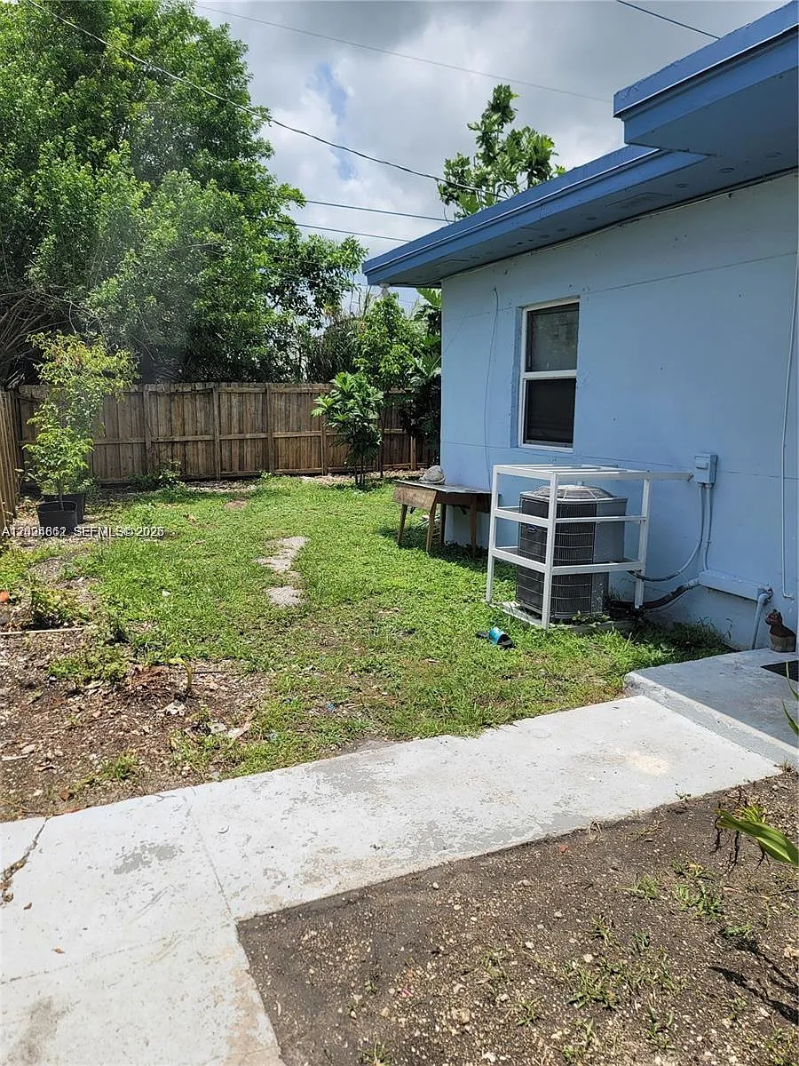 Building Photo - 22300 SW 117th Ave #4