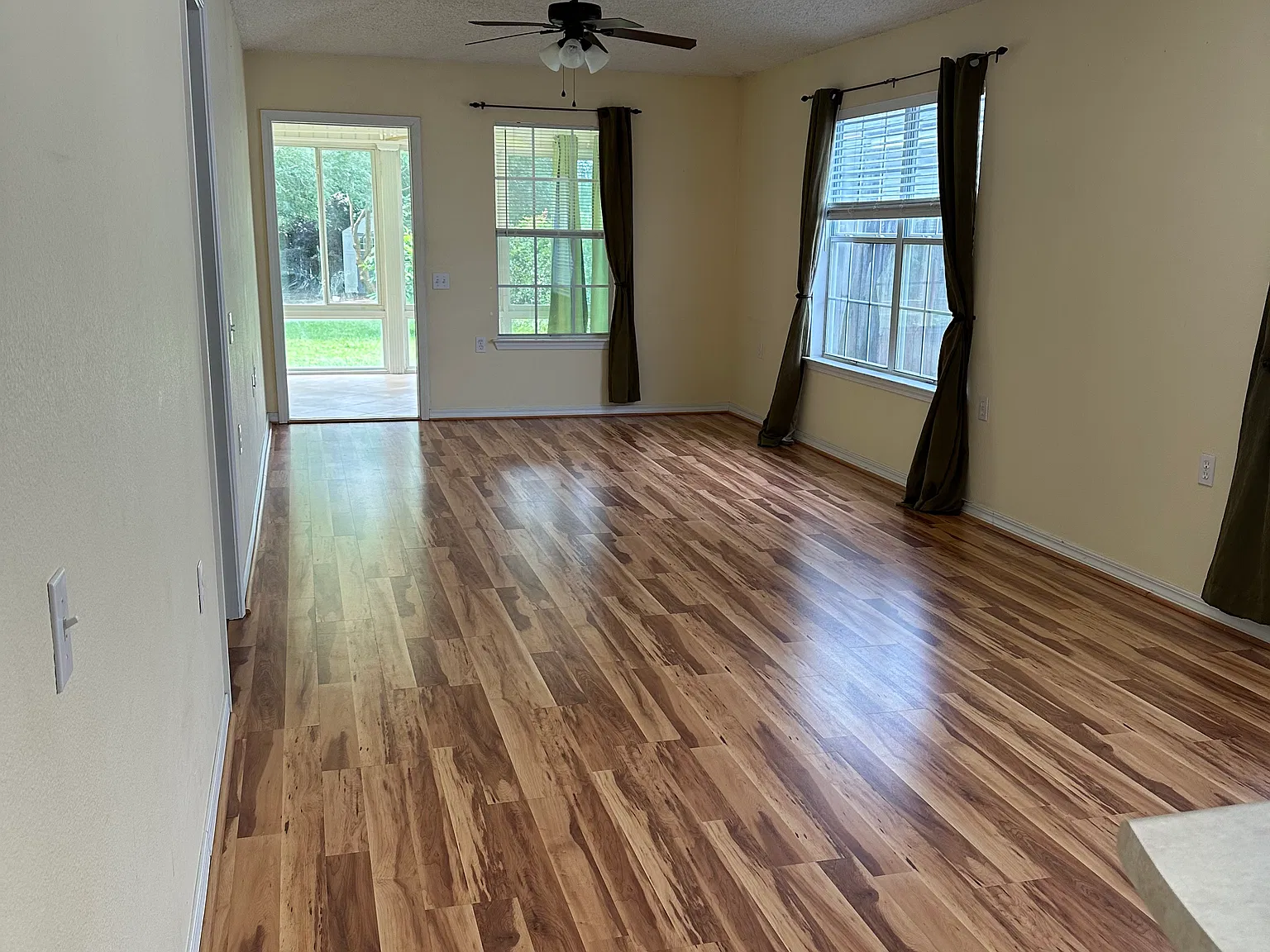 985 Tinson Cir — Photo 2