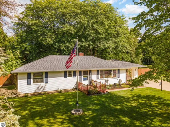 211 Greenfield Dr, Mount Pleasant, MI 48858