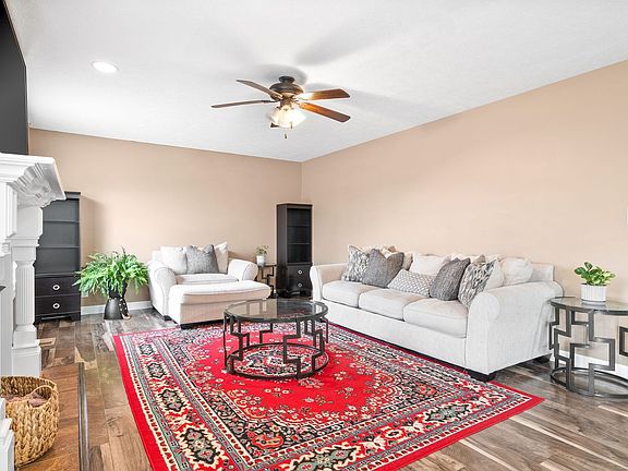 4th image of 527 Falkland Cir