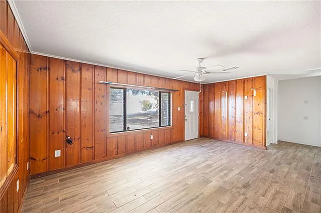 112 N Scanlan St — Photo 5