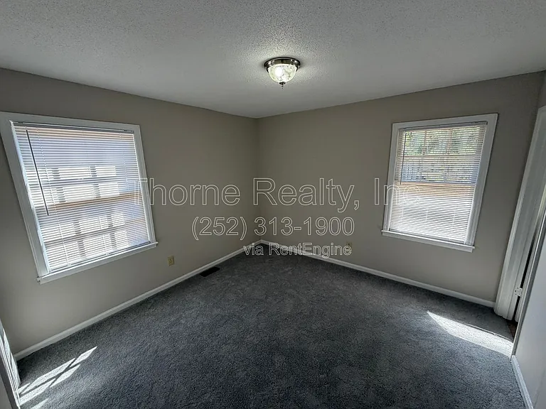 532 Lark Ln — Photo 2