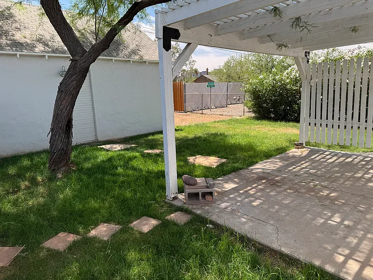 1025 E Indianola Ave — Photo 45