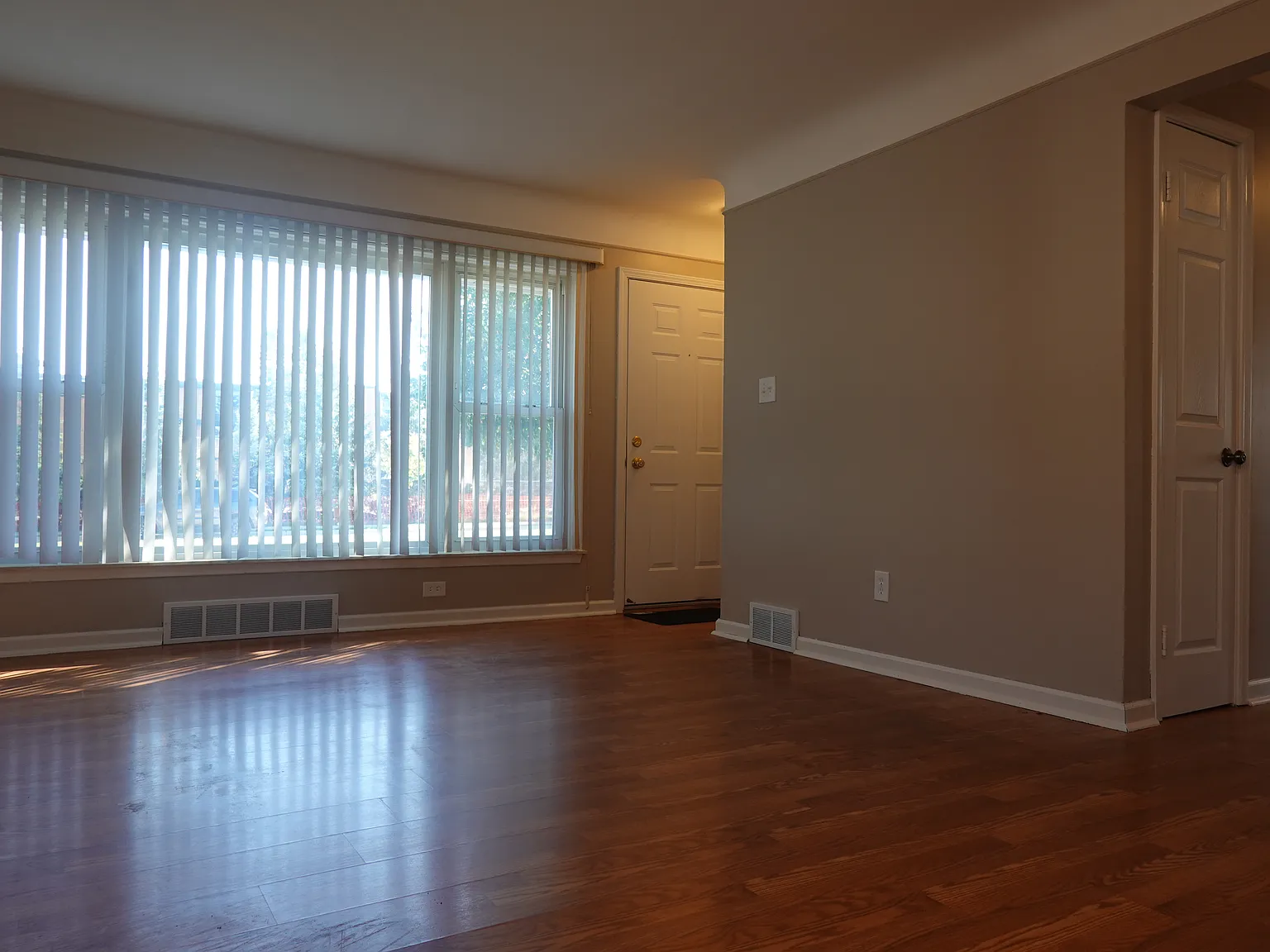 3 bed, 985 sqft, $1,700 — Photo 2