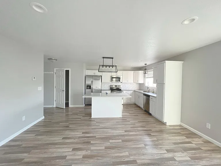 820 Cathy Dr W — Photo 6