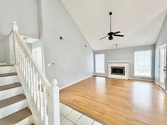 3rd image of 2329 Oakcrest Dr