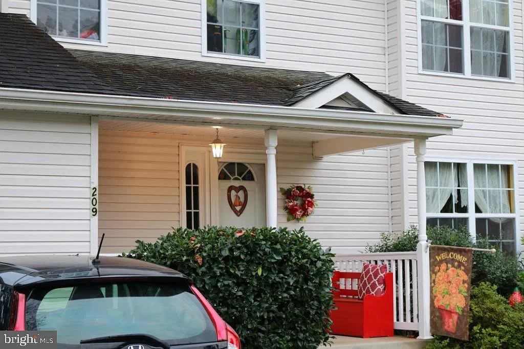 5 bed, 3.5 bath, 2550 sqft, $3,500 — Photo 2