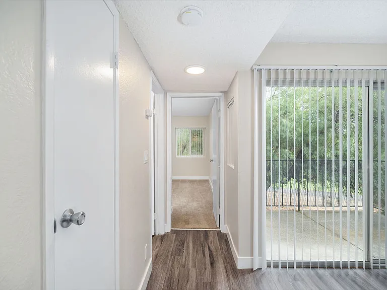 Lynwood Knolls — Photo 44