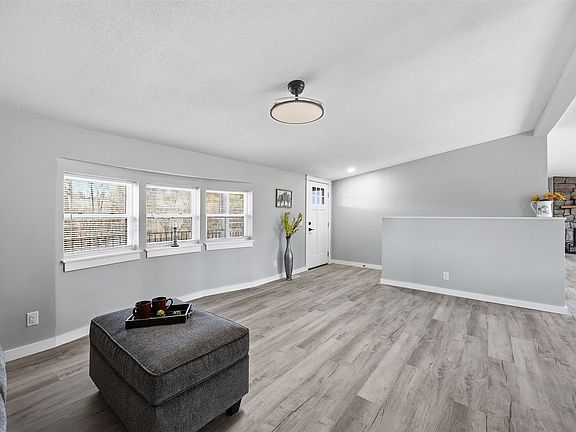5th image of 714 Regal Ridge Ct