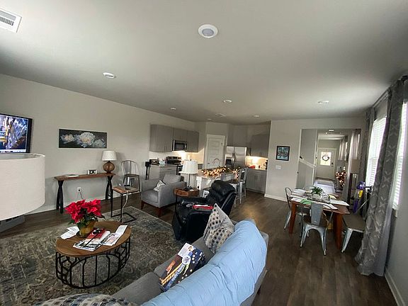 3rd image of 1075 Henley Ln