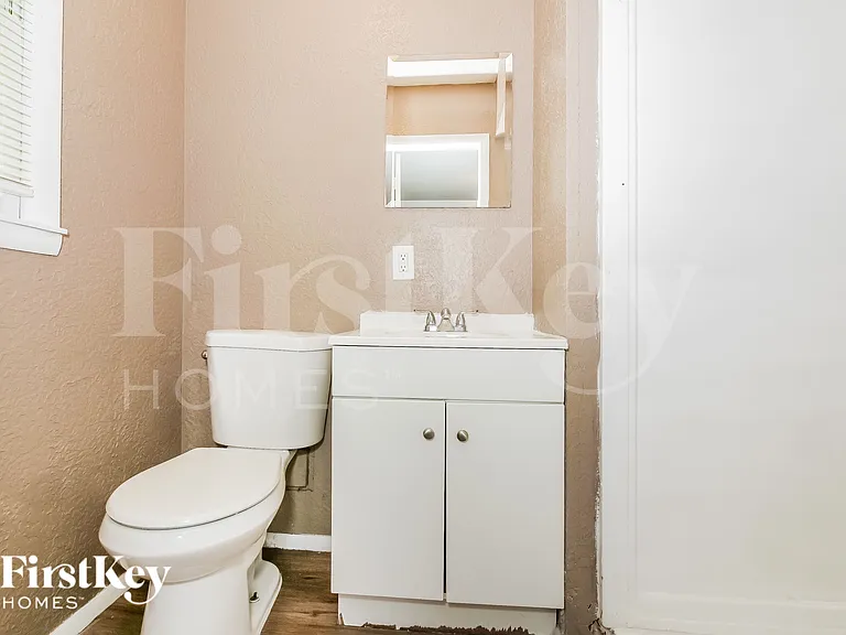 405 SW 11th St — Photo 13