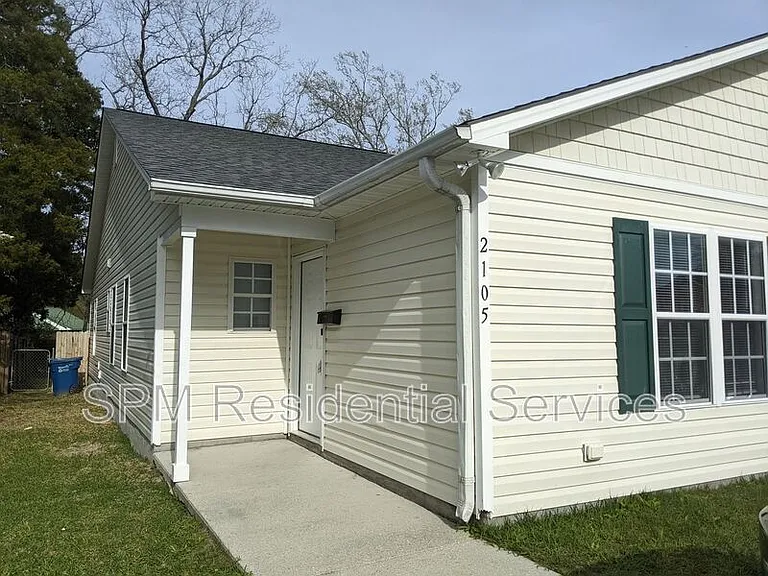 2105 Dexter St — Photo 1