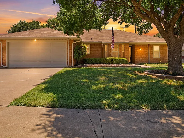 5526 Russell Dr — Photo 2