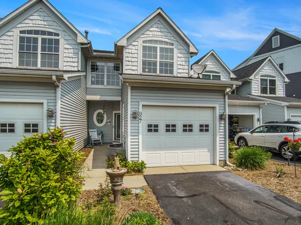 927 W Savidge St, Spring Lake, MI 49456