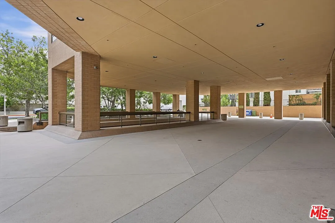 2 bed, 2.5 bath, 2213 sqft, $7,500 — Photo 2