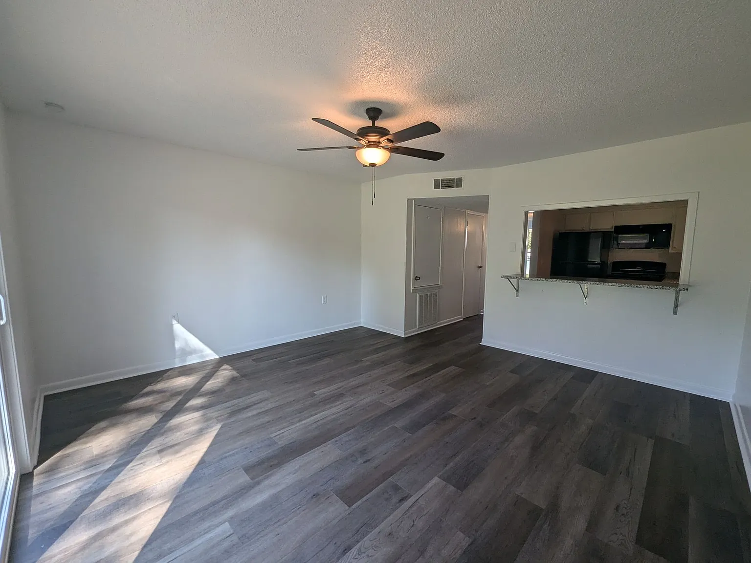 Newly Remodeled 2/1.5 Townhouse in Newport! — Photo 2