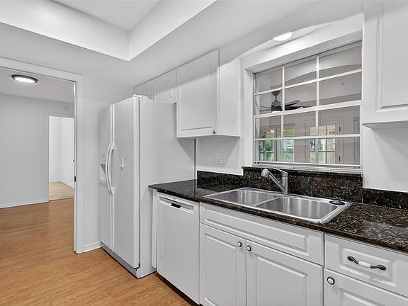 5th image of 3450 Laurel Dr