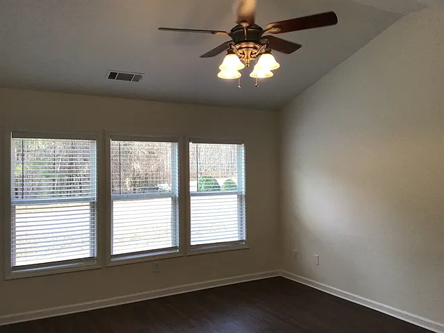 2512 Walnut Tree Ln — Photo 10