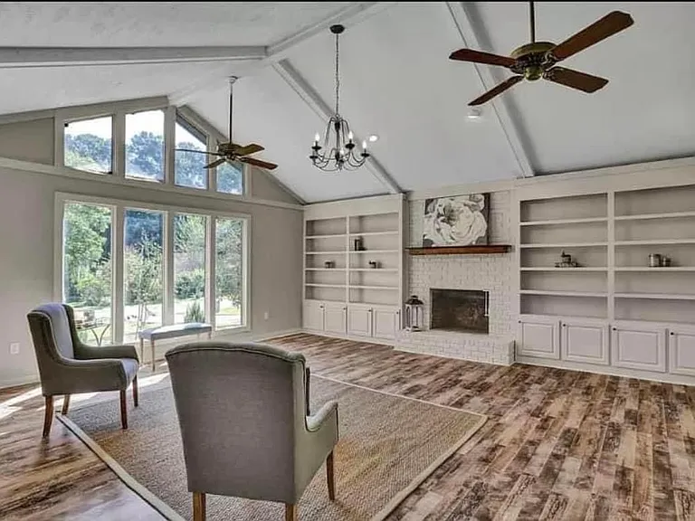 1108 Martin Dr — Photo 2