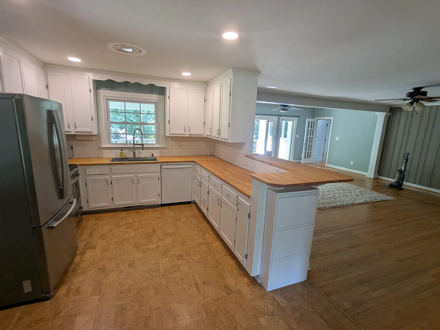 4 bed, 2400 sqft, $3,900 — Photo 2