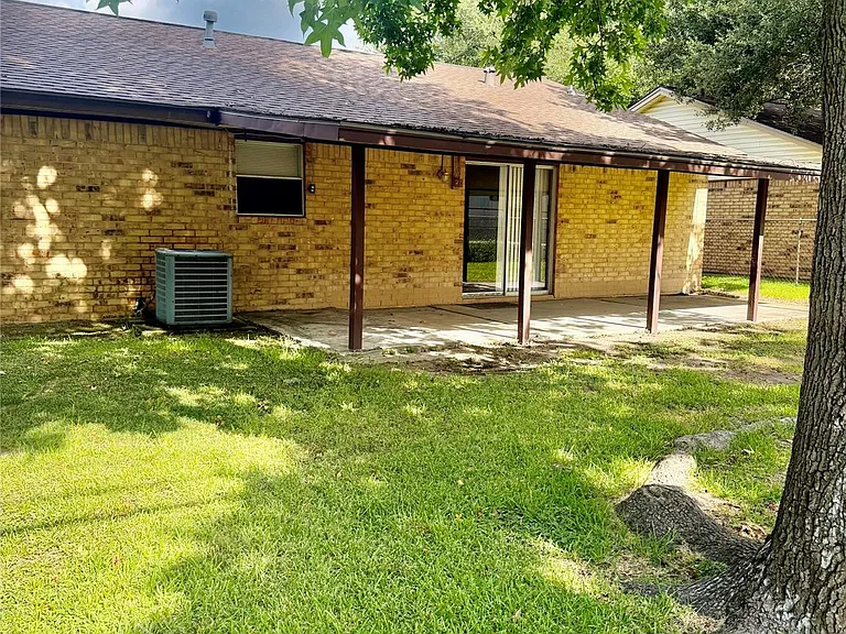 501 E Oak St — Photo 19
