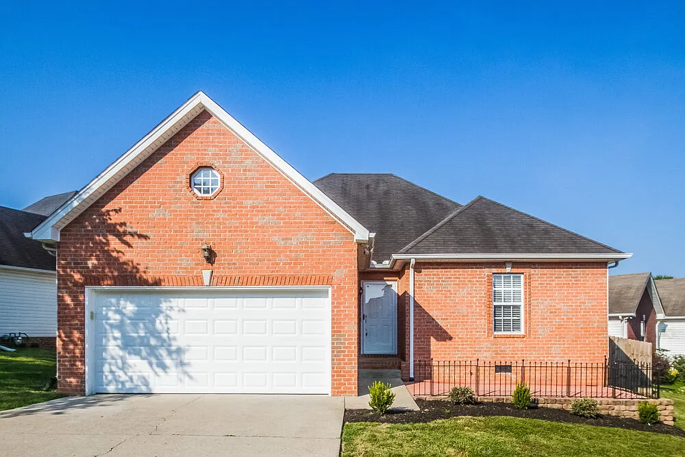 3 bed, 2.0 bath, 1268 sqft, $3,070 — Photo 1