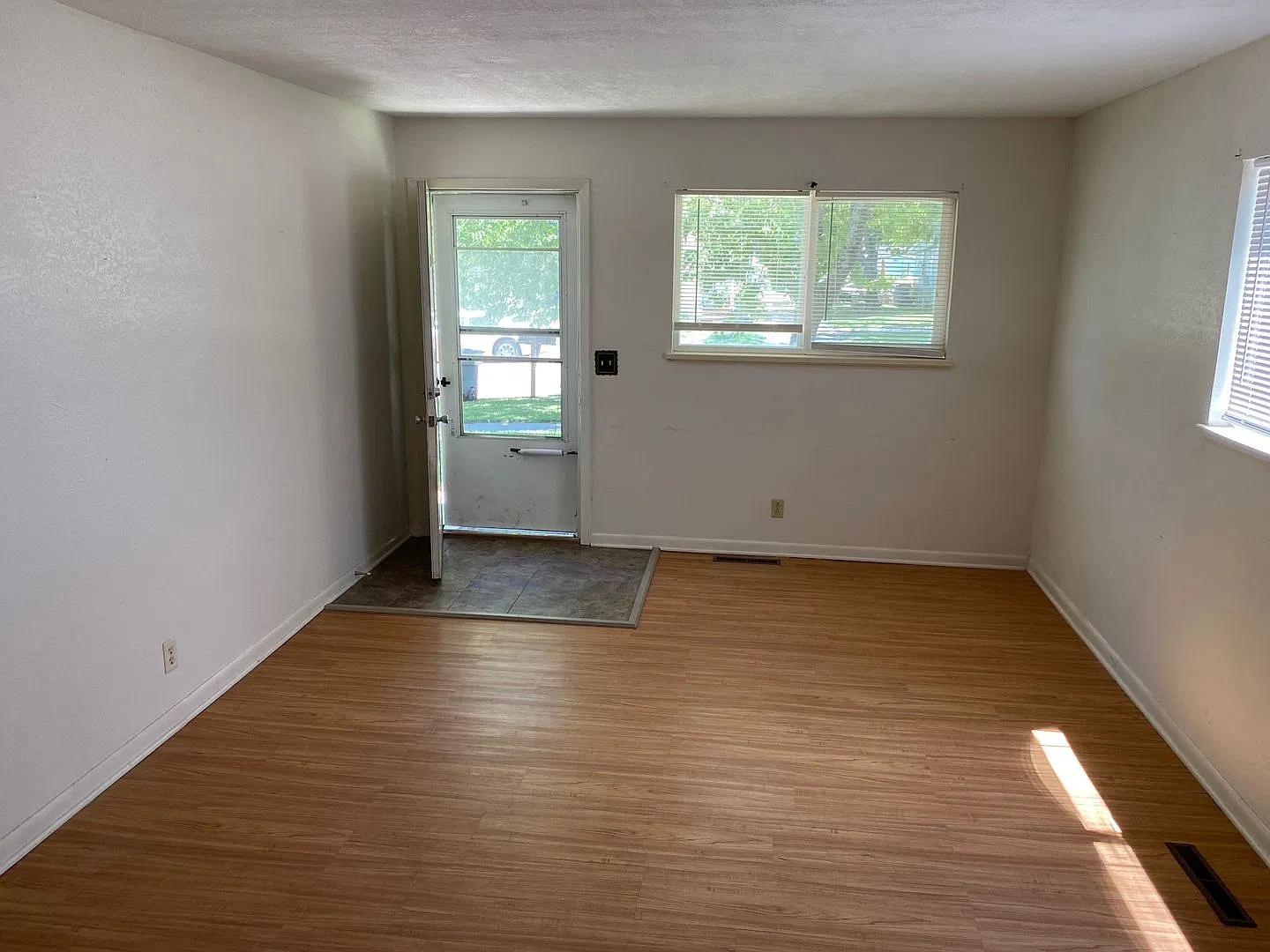1009 Cottonwood St — Photo 4