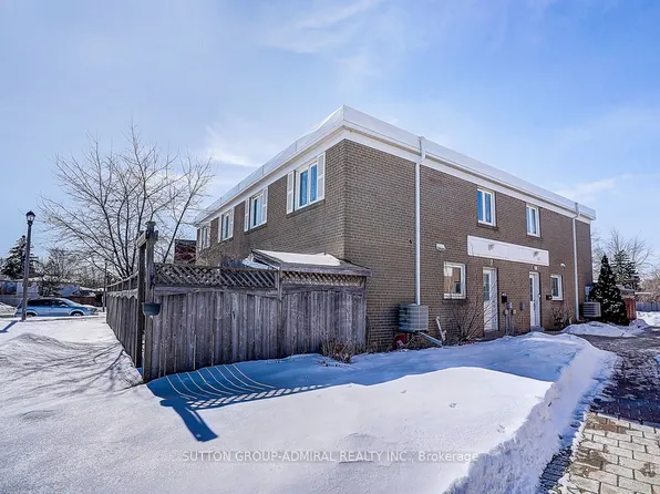 7 Town House Cres, Brampton, ON L6W 3C3