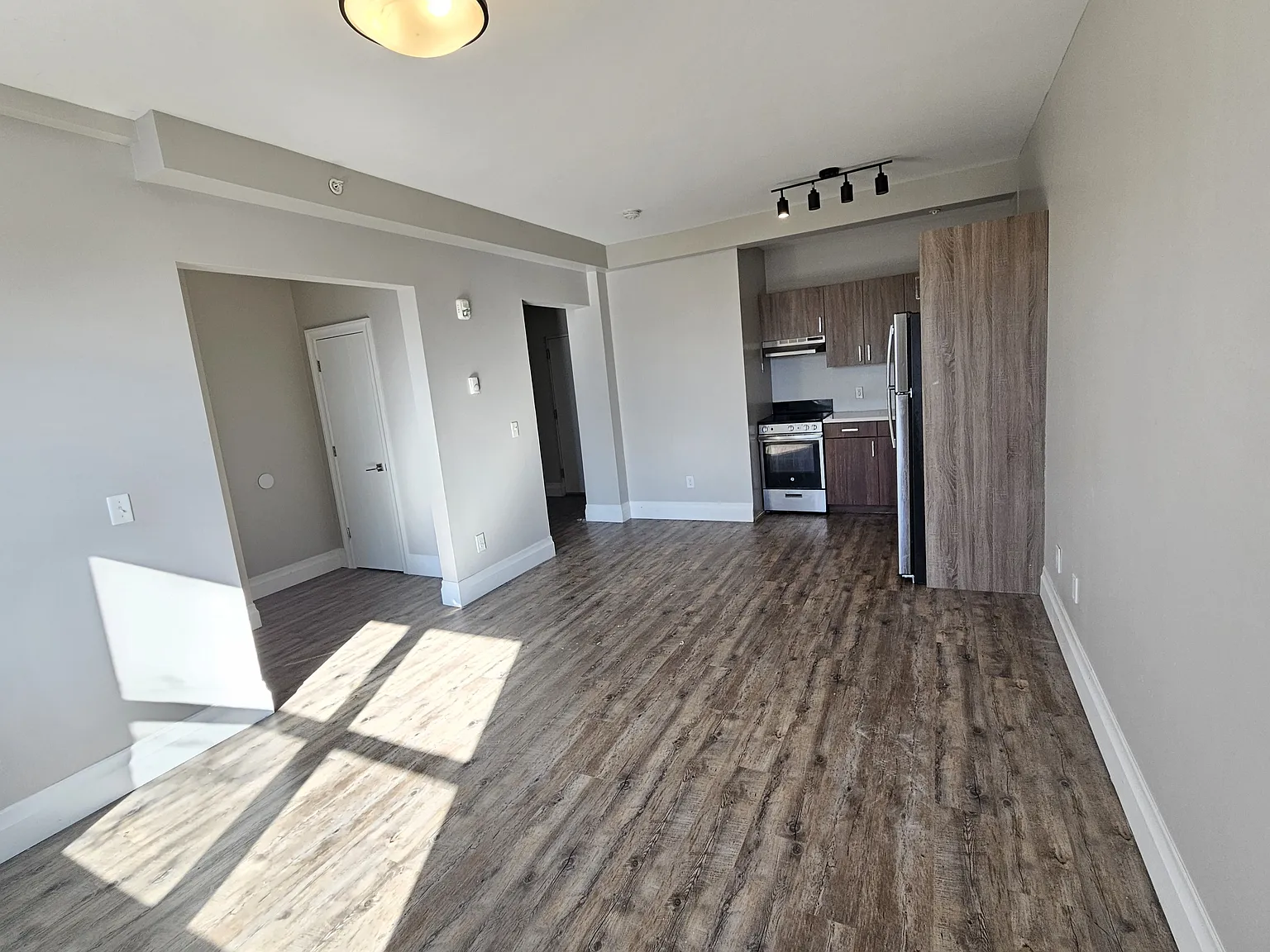 100 Grove St — Photo 2