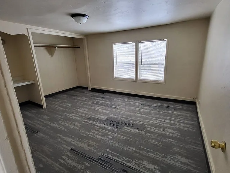 207 Irwin Ave — Photo 5