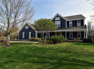 N73W15997 Alpine Ln, Menomonee Falls, WI 53051