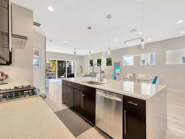 2706 W Trilby Ave — Photo 14