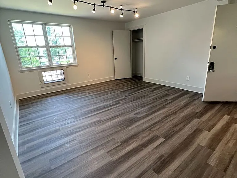 West Gate Apartments — Photo 21