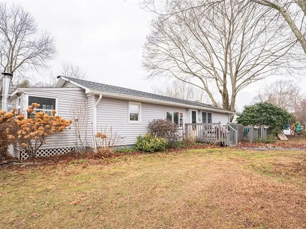 8 Spruce Dr, Scituate, RI 02831