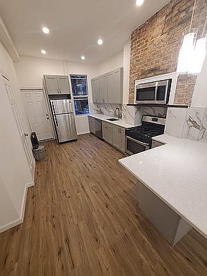 4th image of 265 Stockholm St APT 1R