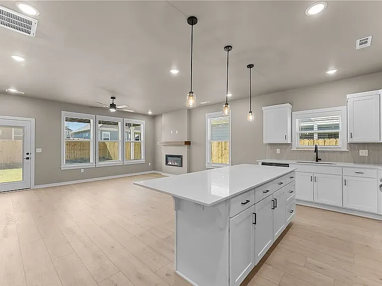 5911 SW Chiefs Ave — Photo 12