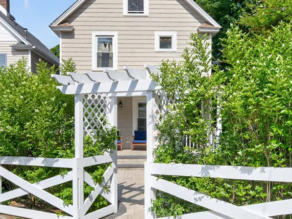 96 School St, Oyster Bay, NY 11771