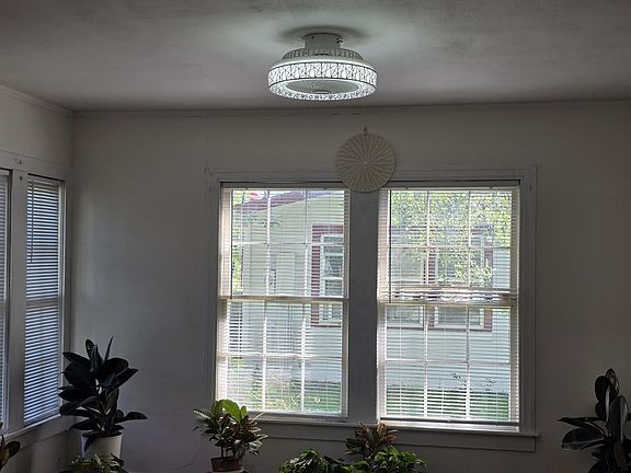 5th image of 810 N Main St