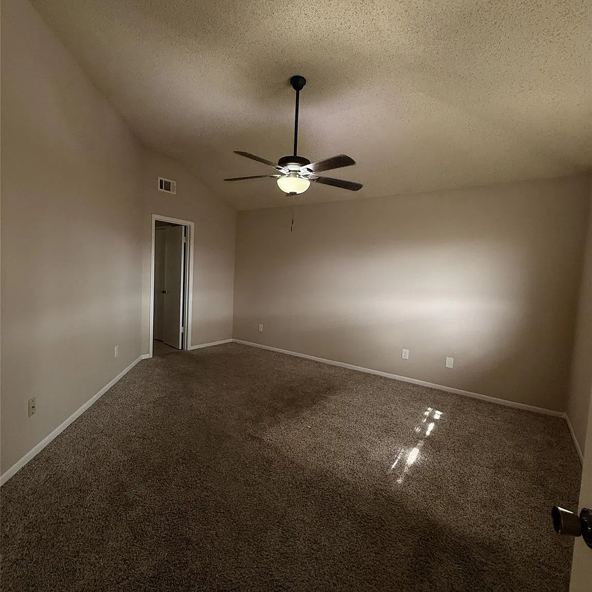 3 bed, 2.0 bath, 1618 sqft, $1,875 — Photo 4