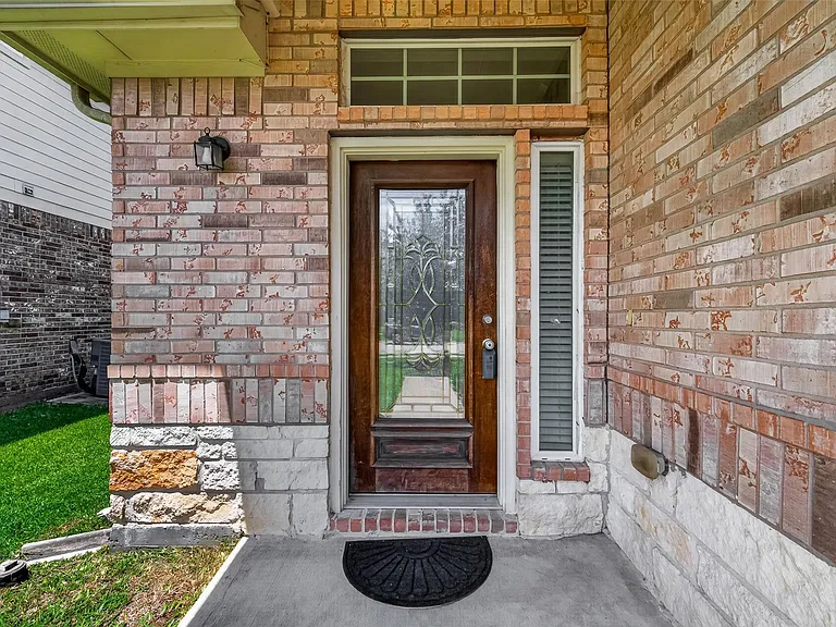 1251 S Maple Dr — Photo 3